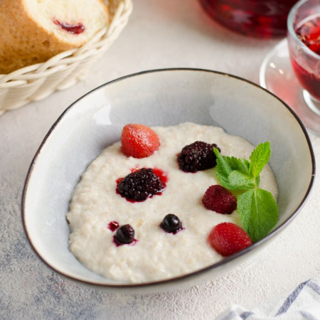 Каша овсяная с ягодами