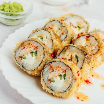 Ролл Кранч с угрем и крабом