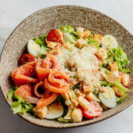 Салат Цезарь с сёмгой