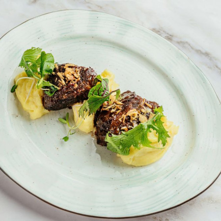 Говяжьи щечки с картофельным пюре