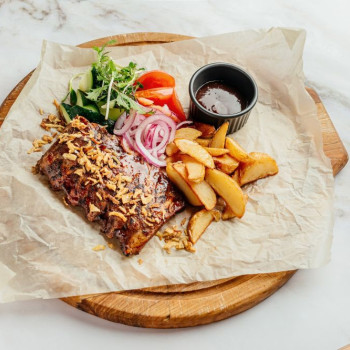 Глазированные свиные ребрышки барбекю с картофелем и овощами