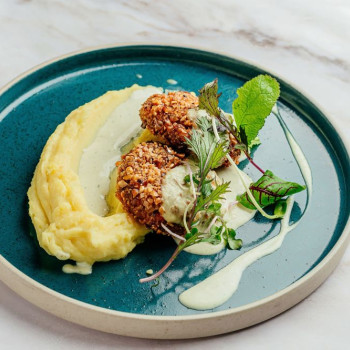 Биточки из семги с картофельным пюре и сливочным соусом
