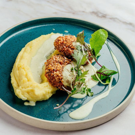 Биточки из семги с картофельным пюре и сливочным соусом